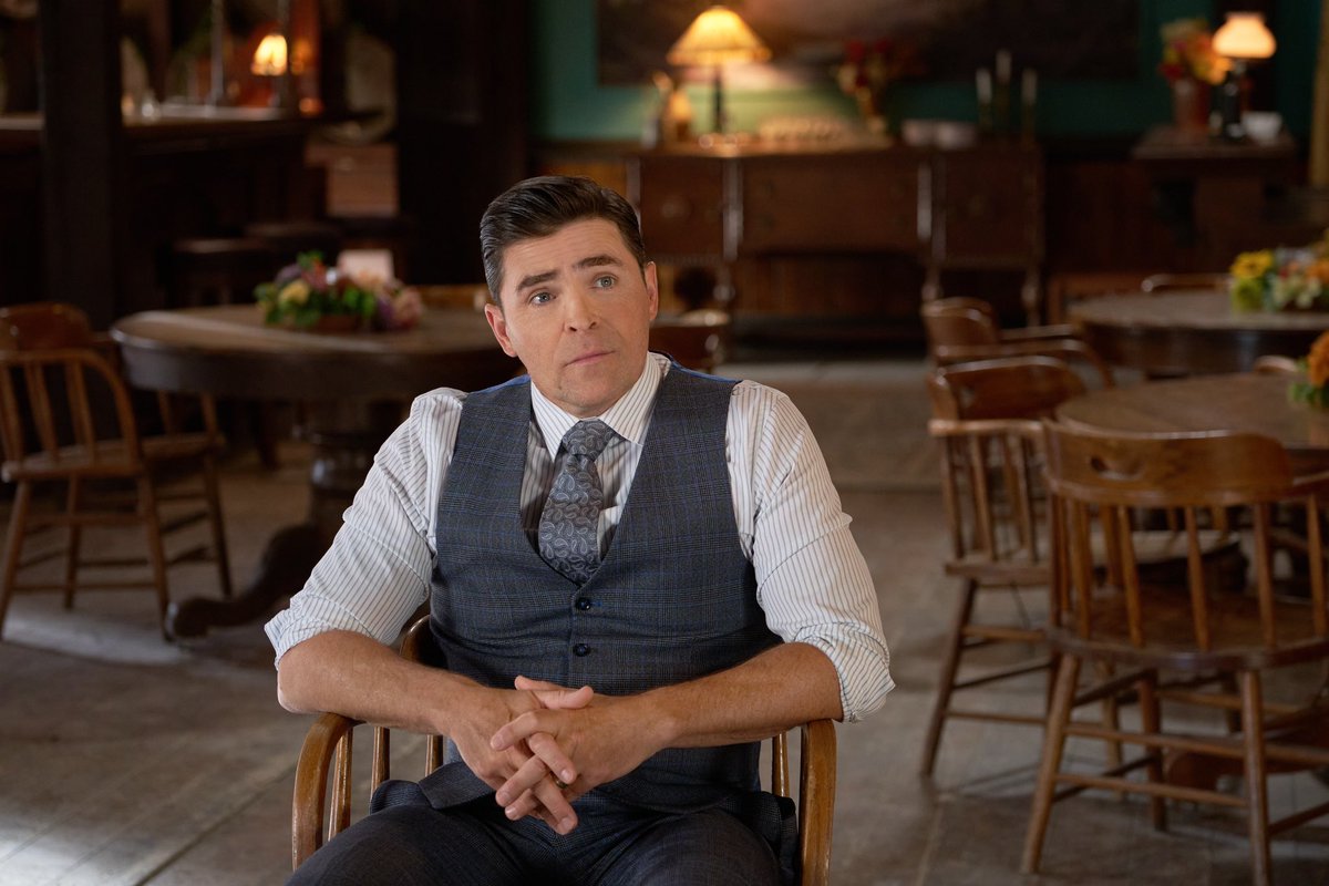 HallmarkWCTH's tweet photo. How do you think that meeting went, #Hearties? @hallmarkchannel @KavanjSmith https://t.co/ZE9aoWNDHS