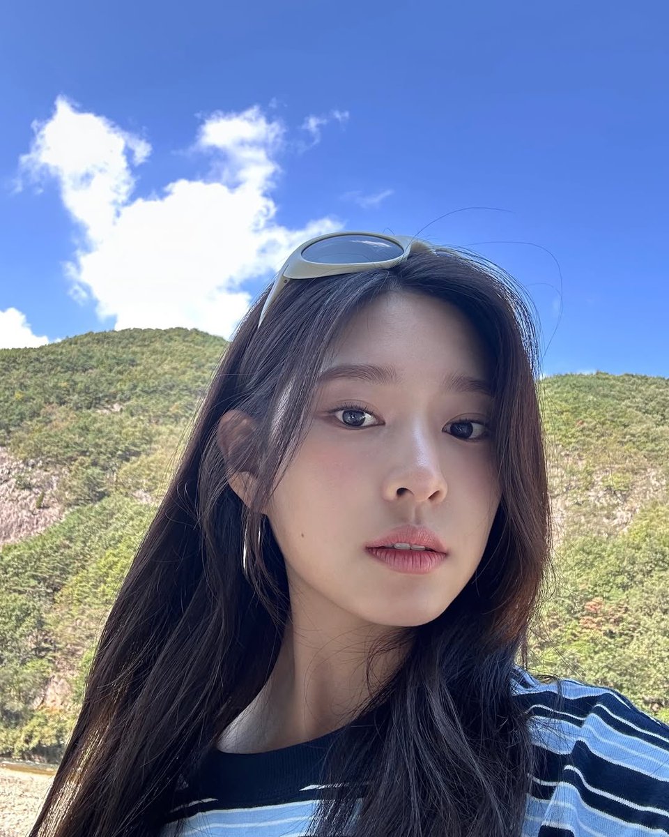 minjudays's tweet photo. Cheers to the blooming road ahead us ✿♥︎ https://t.co/5rFWufdvcK