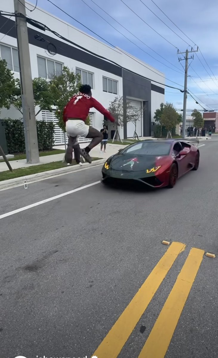 MemeBeeCoin's tweet photo. Buzz of the day.

Name the Lambo in this #ishowspeed video shot and we’ll send you 100,000 coins! 

#thebuzz
#mebee https://t.co/tti7q3ifeQ
