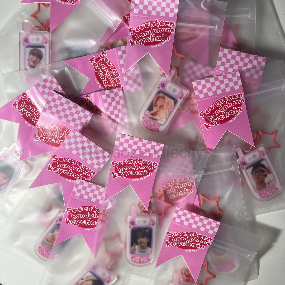 wendinwonz17's tweet photo. [Likes and Retweets are appreciated]

SEVENTEEN HANDPHONE ACRYLIC KEYCHAIN 🎀📞
by https://t.co/j8JuEVrka9 
* fanmade merchandise* 

avail all member 💗

price : IDR 16k / each

checkout via shopee : https://t.co/4gdUPELvrD https://t.co/eALwZ4jXyt