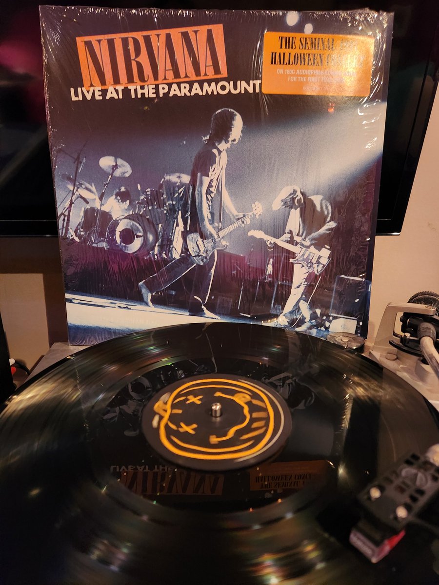 SpinVinyl1's tweet photo. Recorded a month after Nevermind was out on Halloween night it has Kurt and boys on the edge of massive fame. Released as Live At The Paramount they deliver a great performance, possibly the best of the official released concerts.
#Nirvana #LiveAtTheParamount #vinylrecords https://t.co/jRL7TTn9kK