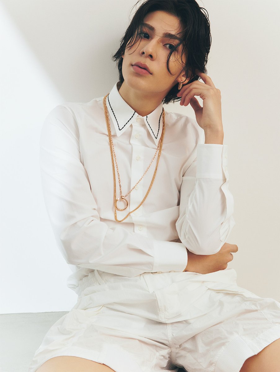 oricon's tweet photo. Snow Manラウール
億超えジュエリーまとい新たな魅力🤍

『ヌメロ・トウキョウ(Numero TOKYO)』
3月号（特装版で初の表紙に登場❗️

「ラウールが纏うジュエリー」特集で
少年と青年のはざままを行き来する“今”を堪能
胸の内を明かす5000文字インタビューも
https://t.co/Tf8dVoo42k

#ラウール https://t.co/cndTBA9byQ