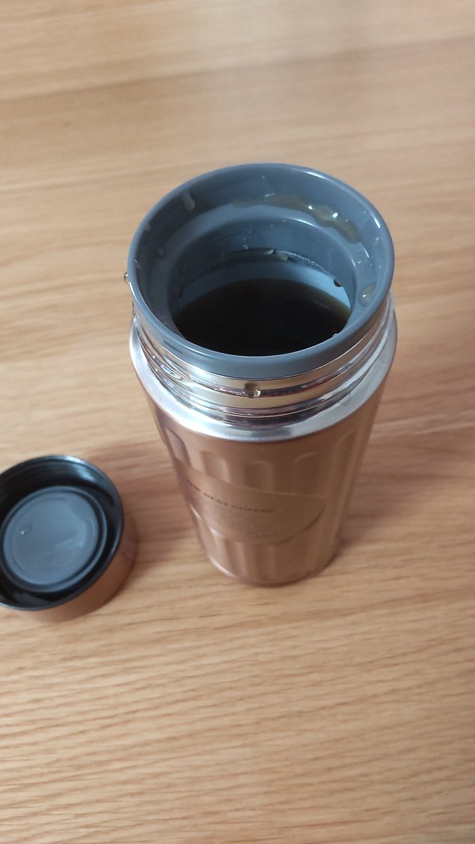 ken1konekone's tweet photo. プレゼントで貰ったんだけど直接ドリップできるコーヒー専用の保温ボトルって有能すぎだろ🤗
#QAHWA https://t.co/p2GpVYqtpG