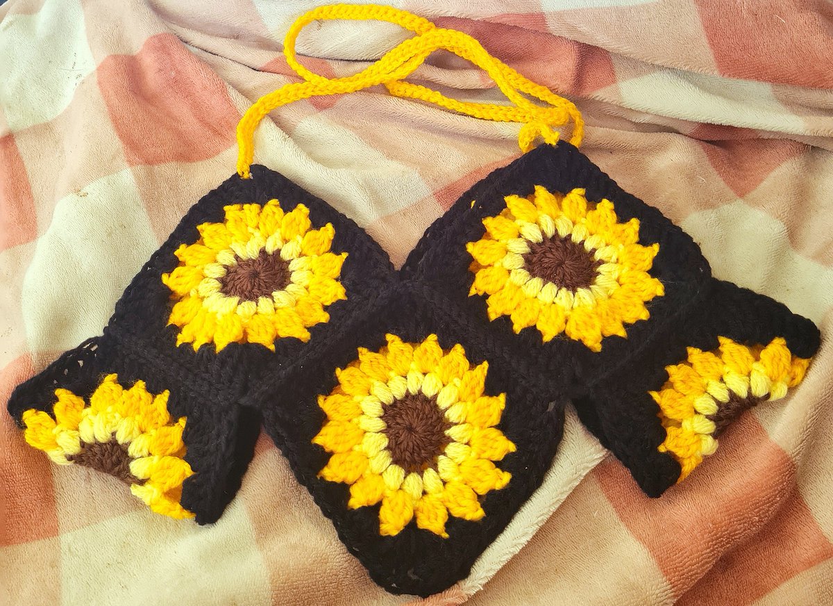 darkprincess_00's tweet photo. Not sure how many friendos I still have here, but I'm so proud of this that I have to share it. First top for this year I have made. Lil Miss has requested tassels around the bottom edge, though, so it's 90% done 😅 https://t.co/MLyLNUePTU