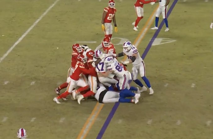 KC es un equipazo, NO necesita ayuda de los referees! En juegos de este tipo, una posesión es la diferencia y esta llamada fue la diferencia en este juego…… era 1st down para #BillsMafia