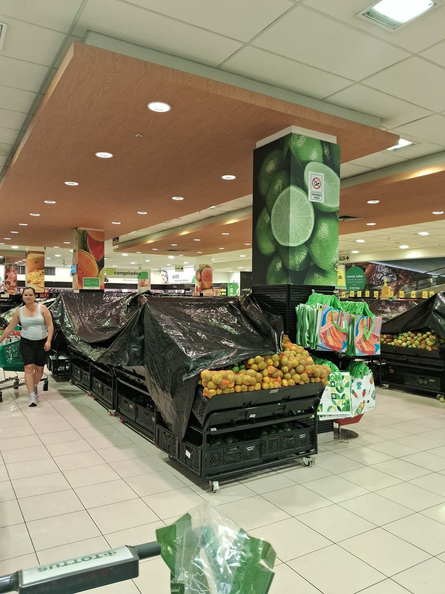 DaNevesE's tweet photo. ¡Qué pésimo trato @tottusperu ! Cubriendo frutas y verduras mientras la gente compra antes del cierre de la tienda. ¿Cuál es el objetivo si la gente sigue comprando y levantando la bolsa negra? Jalados en empatía y vínculo con clientes. https://t.co/JDBvYDPXZi