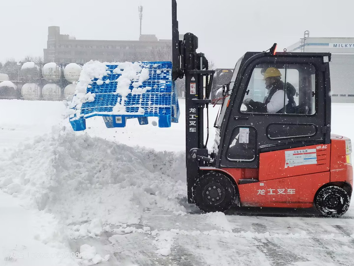 Milkyway_ChLg's tweet photo. As the Chinese New Year approaches, Yantai faced a sudden snowstorm on Jan 26, with airports and highways fully closed
Despite the challenges, our amazing Milkyway warehouse team showed up early, cleaned the snow, and ensured smooth loading during the busiest pre-holiday period https://t.co/hd5B8bgEsR