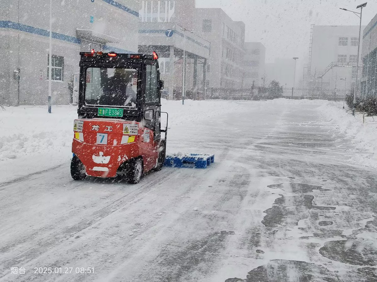 Milkyway_ChLg's tweet photo. As the Chinese New Year approaches, Yantai faced a sudden snowstorm on Jan 26, with airports and highways fully closed
Despite the challenges, our amazing Milkyway warehouse team showed up early, cleaned the snow, and ensured smooth loading during the busiest pre-holiday period https://t.co/hd5B8bgEsR