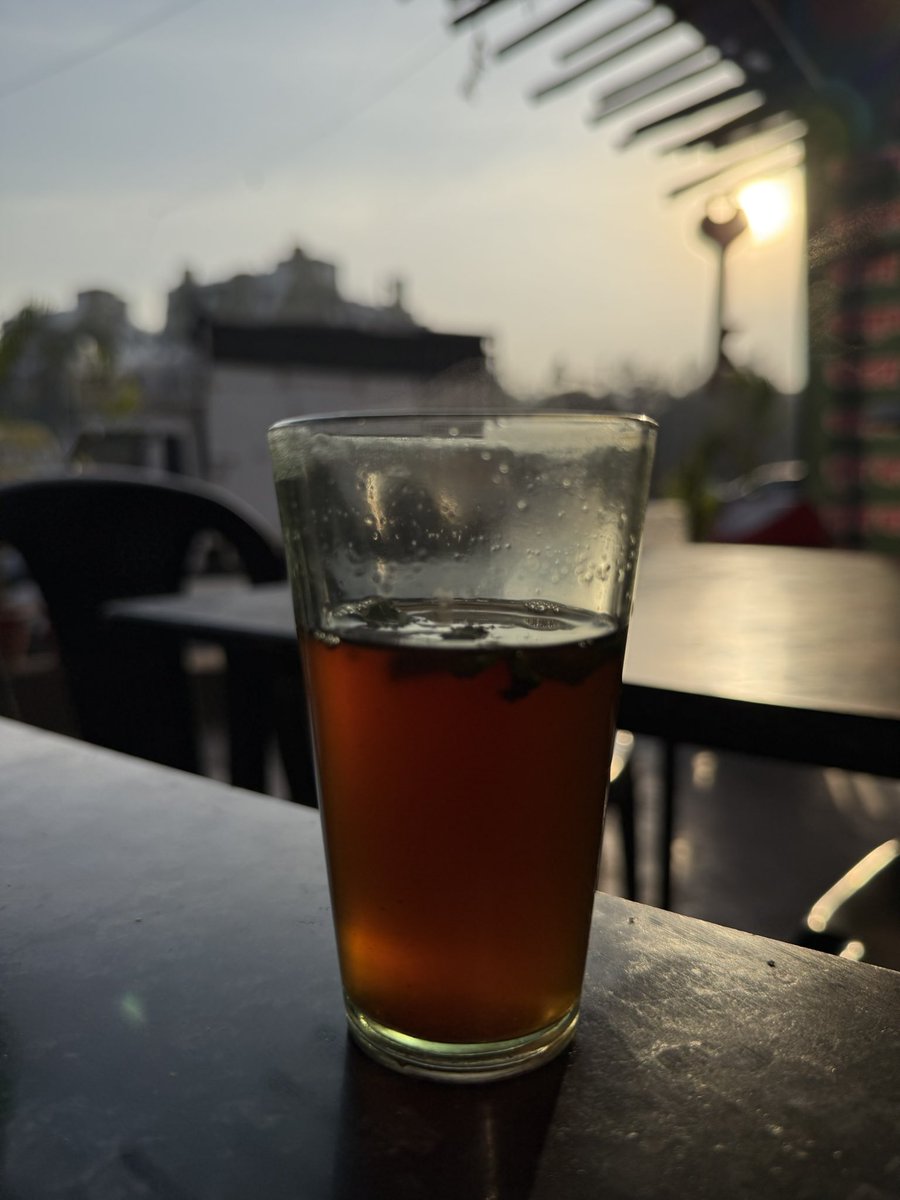 Niihant's tweet photo. सकाळी सकाळी कोरा चहा पिण्याचं सुखचं काही और असत… https://t.co/lN3ywHG7dg
