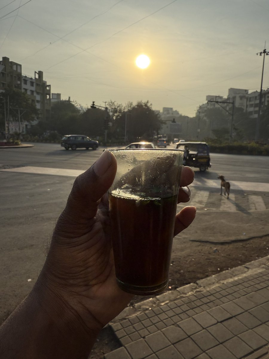 Niihant's tweet photo. सकाळी सकाळी कोरा चहा पिण्याचं सुखचं काही और असत… https://t.co/lN3ywHG7dg