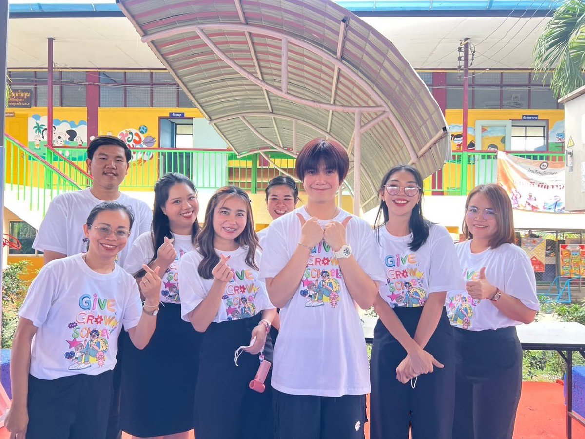 Trend4Biu's tweet photo. [27012025]

Facebook โรงเรียนวัดกาหลง update(1)

เข้าไปกดไลค์กดแชร์คอมเม้นกันนะคะ🙏🏻

24 มกราคม 2568 นางทัพพ์พรรณ  ศรีบัวอ่อน ผู้อำนวยการโรงเรียนวัดกาหลง พร้อมด้วยคณะครู ได้ร่วมกันให้การต้อนรับคุณบิว จักรพันธ์ และคณะแฟนคลับ โดยได้เข้ามาทำกิจกรรมภายใต้โครงการ “ปันสุขให้น้องๆกับพี่บิว” BUILD GIVE&GROW FOR WATKALONG SCHOOL ซึ่งได้มีการปรับปรุงซ่อมแซมโรงเรียน บริจาคอุปกรณ์การศึกษา ทั้งด้านการจัดการเรียนรู้ กีฬา รองเท้านักเรียน ทั้งนี้ในนามผู้บริหารและคณะคุณครูขอขอบคุณ คุณบิว จักรพันธ์ และคณะแฟนคลับ มา ณ โอกาสนี้

BUILD BACK TO SCHOOL 
#BUILDGiveGrowForSchools
@JakeB4rever #BuildJakapan 
#Beyourluve