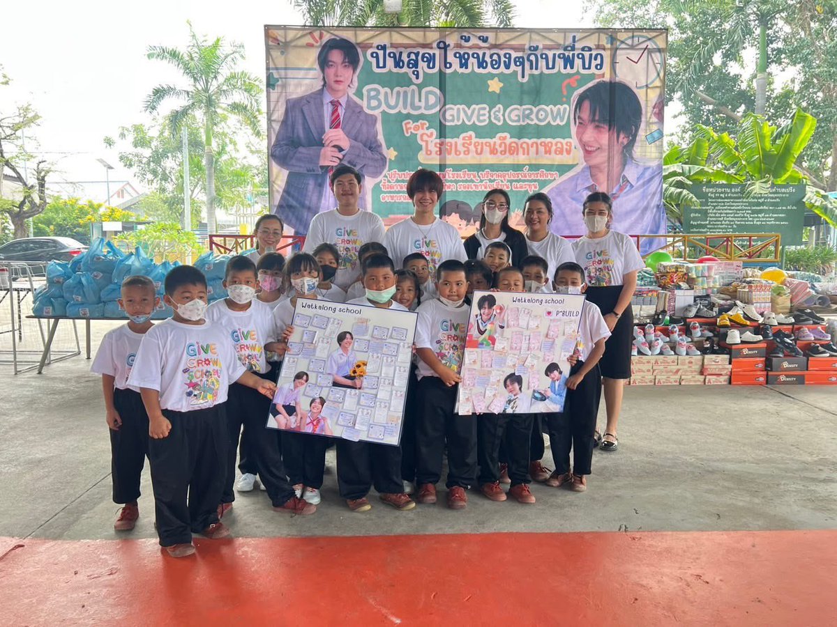 Trend4Biu's tweet photo. [27012025]

Facebook โรงเรียนวัดกาหลง update(1)

เข้าไปกดไลค์กดแชร์คอมเม้นกันนะคะ🙏🏻

24 มกราคม 2568 นางทัพพ์พรรณ  ศรีบัวอ่อน ผู้อำนวยการโรงเรียนวัดกาหลง พร้อมด้วยคณะครู ได้ร่วมกันให้การต้อนรับคุณบิว จักรพันธ์ และคณะแฟนคลับ โดยได้เข้ามาทำกิจกรรมภายใต้โครงการ “ปันสุขให้น้องๆกับพี่บิว” BUILD GIVE&GROW FOR WATKALONG SCHOOL ซึ่งได้มีการปรับปรุงซ่อมแซมโรงเรียน บริจาคอุปกรณ์การศึกษา ทั้งด้านการจัดการเรียนรู้ กีฬา รองเท้านักเรียน ทั้งนี้ในนามผู้บริหารและคณะคุณครูขอขอบคุณ คุณบิว จักรพันธ์ และคณะแฟนคลับ มา ณ โอกาสนี้

BUILD BACK TO SCHOOL 
#BUILDGiveGrowForSchools
@JakeB4rever #BuildJakapan 
#Beyourluve