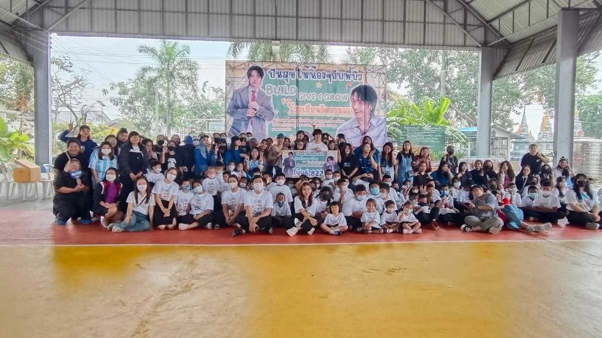 Trend4Biu's tweet photo. [27012025]

Facebook โรงเรียนวัดกาหลง update(1)

เข้าไปกดไลค์กดแชร์คอมเม้นกันนะคะ🙏🏻

24 มกราคม 2568 นางทัพพ์พรรณ  ศรีบัวอ่อน ผู้อำนวยการโรงเรียนวัดกาหลง พร้อมด้วยคณะครู ได้ร่วมกันให้การต้อนรับคุณบิว จักรพันธ์ และคณะแฟนคลับ โดยได้เข้ามาทำกิจกรรมภายใต้โครงการ “ปันสุขให้น้องๆกับพี่บิว” BUILD GIVE&GROW FOR WATKALONG SCHOOL ซึ่งได้มีการปรับปรุงซ่อมแซมโรงเรียน บริจาคอุปกรณ์การศึกษา ทั้งด้านการจัดการเรียนรู้ กีฬา รองเท้านักเรียน ทั้งนี้ในนามผู้บริหารและคณะคุณครูขอขอบคุณ คุณบิว จักรพันธ์ และคณะแฟนคลับ มา ณ โอกาสนี้

BUILD BACK TO SCHOOL 
#BUILDGiveGrowForSchools
@JakeB4rever #BuildJakapan 
#Beyourluve