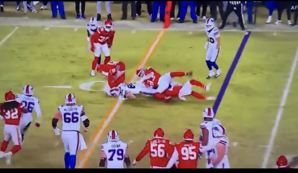 aubfred27's tweet photo. @JohnkGK @4theATL_BAMA @craighorlbeck Show me anywhere here where he is short of the 40 yard line. Chiefs player is under his lower body. Elbow is the first thing to hit the ground. If this was anyone on the chiefs. This is a first down all season and especially tonight. https://t.co/1hNXNUxLuM