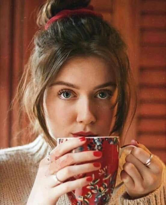 हमें मोहब्बत है चाय से 
☕☕☕
औऱ चाय पीते तुम दिख गए......
सुप्रभात😍✍️