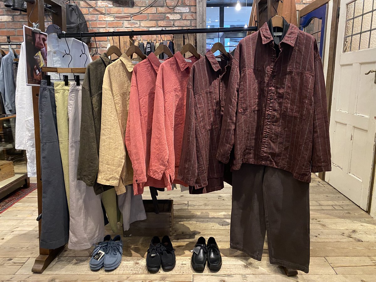 confect_kitte's tweet photo. 先週は沢山のご来店誠に有難うございました。
今週もよろしくお願いいたします！

本日は、鈴木、吉田の2名がお客様のご来店を心よりお待ちしております。

丸の内店で人気アイテム「墨染め、フェードリネンデニムワークシャツ」残り僅かとなってまいりました。

ぜひ、お早めにご検討下さい。 https://t.co/j8koLZLLf8
