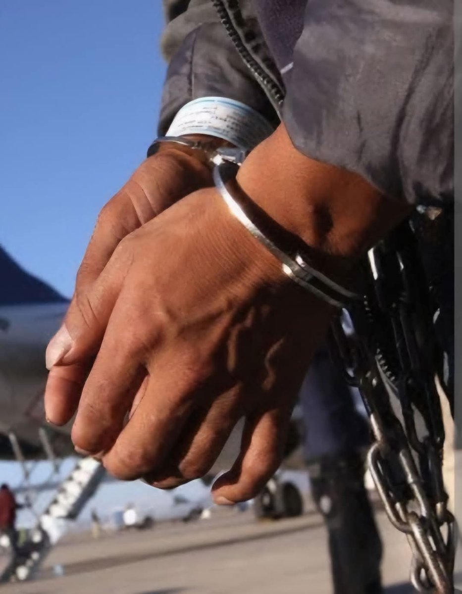 DONALD TRUMP no solo esposa a los Inmigrantes  para deportarlos, si no que también "LOS ENCADENA"  cómo reos de máxima peligrosidad. 
Humillación Total 
#PLOMO19
