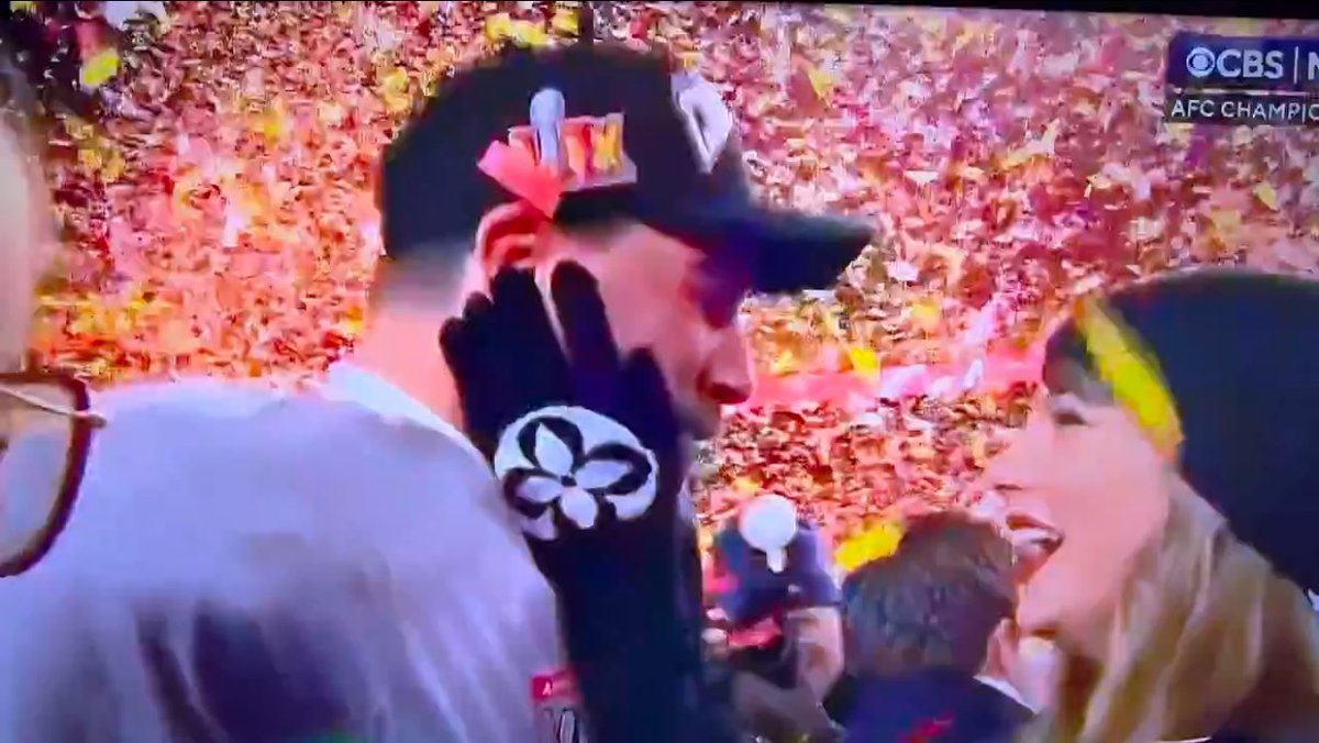 corneliastagain's tweet photo. WHERE’S THE TROPHY? HE JUST COMES RUNNING OVER TO ME😭😭😭 https://t.co/WmrWKwncEw