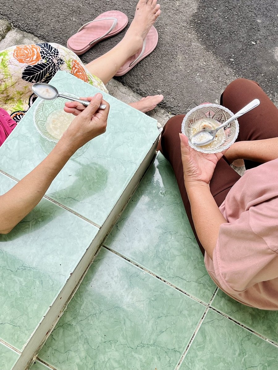 Rapidiw's tweet photo. Masih bisa ikut #WeekendBerkuah kan ini?!🤣
Sarapan tema sincia, alias pake Lohua. Krn masaknya lumayan banyak jadi aku ajak buibu depan rumah buat #WeekendBerkuah aja wkwkwk😭
Met Hari Senin tapi tanggal merah guis 🤏🏻🙂↔️✨ https://t.co/heBnRhiy26
