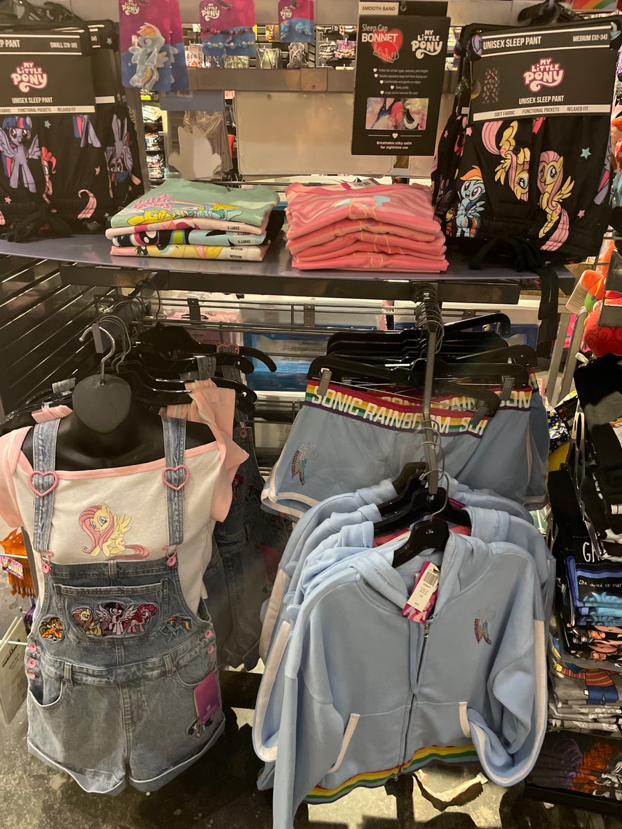 loophoof's tweet photo. Y'ALL!!!!!!!! MY LITTLE PONY HAS IT'S OWN SECTION AT HOT TOPIC NOW

I AM GOING TO EXPLODE https://t.co/EakJpfCDBW