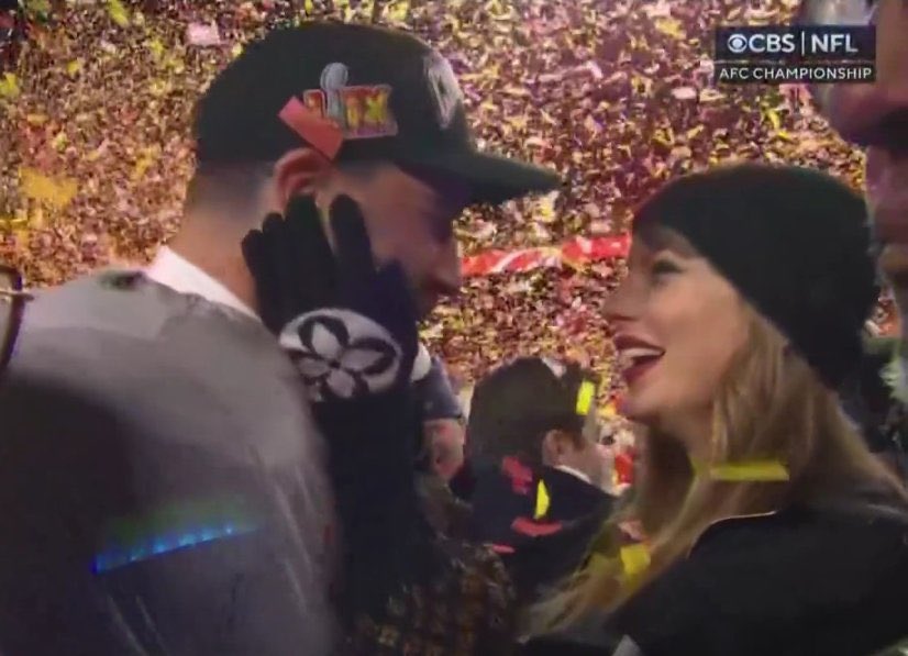 PopCrave's tweet photo. Taylor Swift &amp; Travis Kelce stun on football field. https://t.co/7pzaP097lc