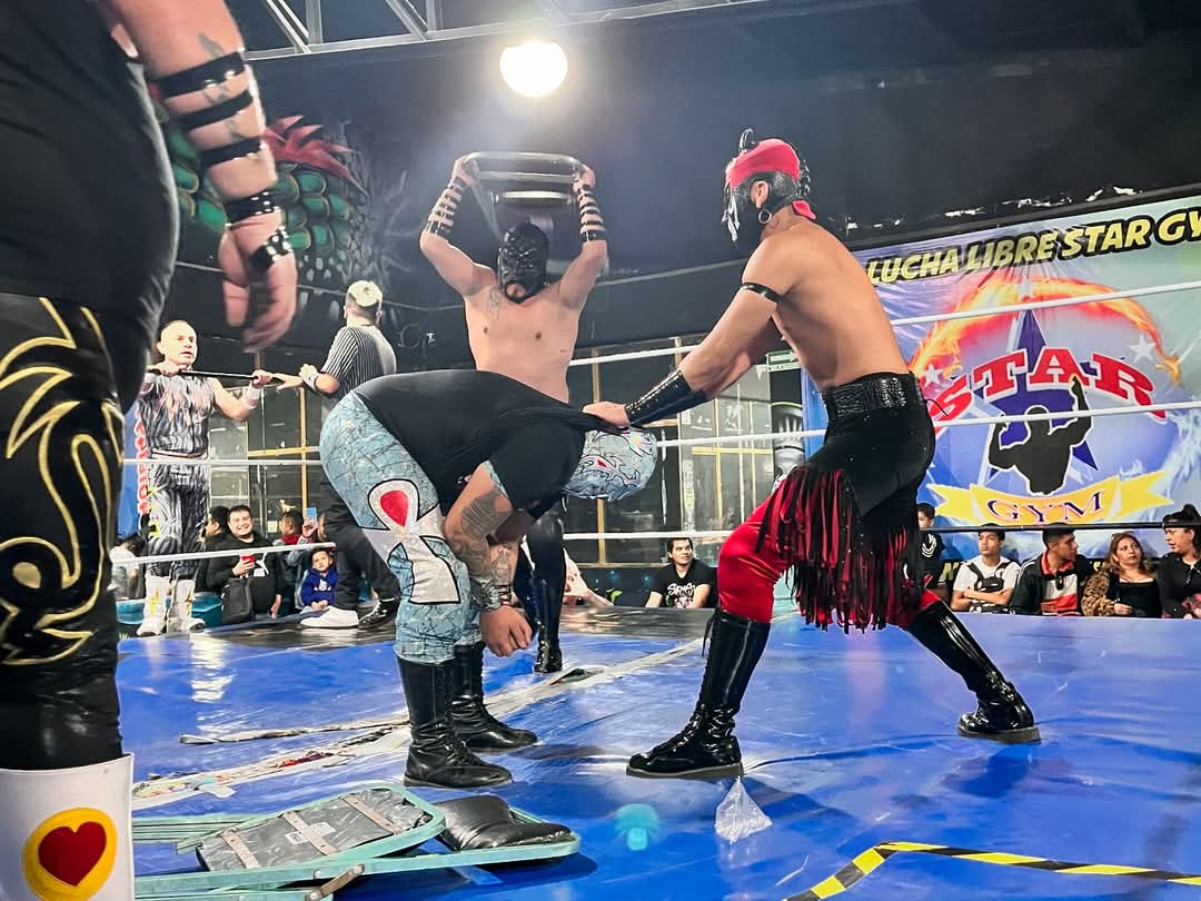 LaTijeraLucha's tweet image. En una batalla en relevos australianos, la tercia técnica de #Obelyus, #SuperAtomo y #Energia cae ante #MedievalI, #MedievalII y #Valverit desde el #StarGym en la función a beneficio de #Maleante…
#latijeraluchalibre
