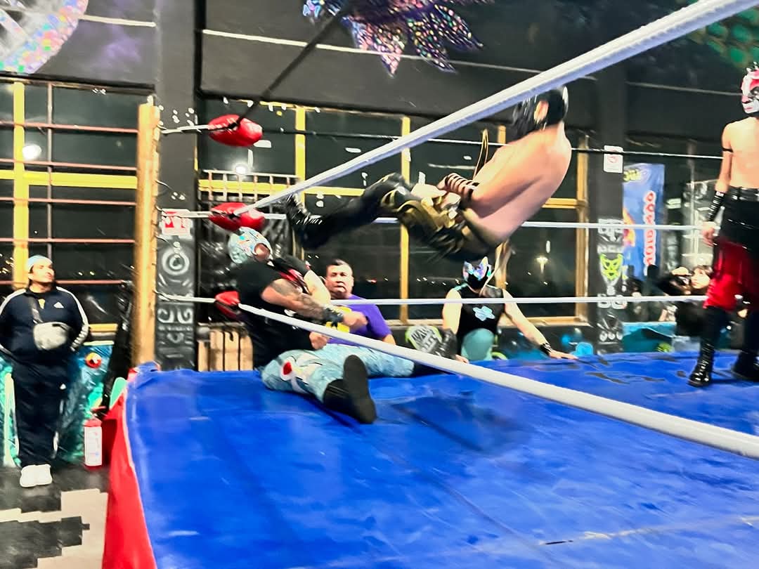 LaTijeraLucha's tweet image. En una batalla en relevos australianos, la tercia técnica de #Obelyus, #SuperAtomo y #Energia cae ante #MedievalI, #MedievalII y #Valverit desde el #StarGym en la función a beneficio de #Maleante…
#latijeraluchalibre