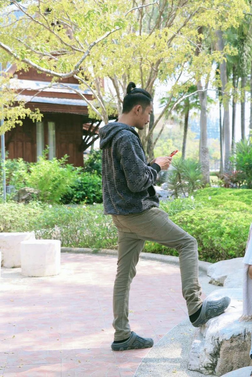 natee093073's tweet photo. ข้อดีของการ "แกล้งโง่"
โง่เพื่อให้เรียนรู้อะไรใหม่ ๆ ได้ง่ายขึ้น
โง่เพื่อดูนิสัยคนรอบข้างแบบไม่ต้องเดา
โง่เพื่อลดคู่แข่งให้เหลือแค่คนที่จำเป็น
โง่เพื่อรักษาความสัมพันธ์แบบไม่แตกหัก
โง่เพื่อปล่อยบางเรื่องที่ไม่จำเป็นต้องยึด
โง่เพื่ออยู่รอดในสังคมอย่างสงบ
#อาจสามารถ #เสลภูมิ https://t.co/tBvUuwP0cN