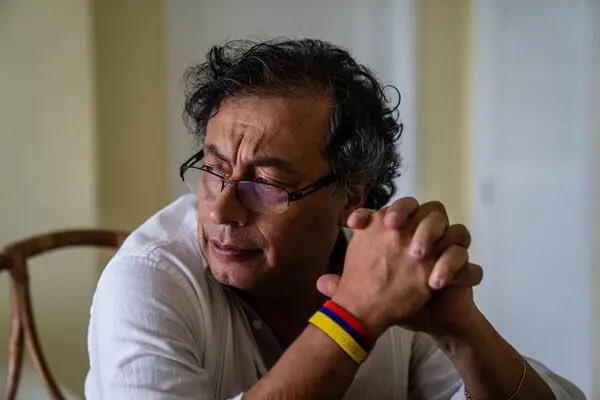 🚨 ÚLTIMA HORA: La Casa Blanca anuncia que Colombia ha aceptado “todos los términos del presidente Trump”, incluyendo la “aceptación sin restricciones de todos los migrantes ilegales colombianos” que sean deportados desde Estados Unidos.

✈️ Según el comunicado oficial, Colombia