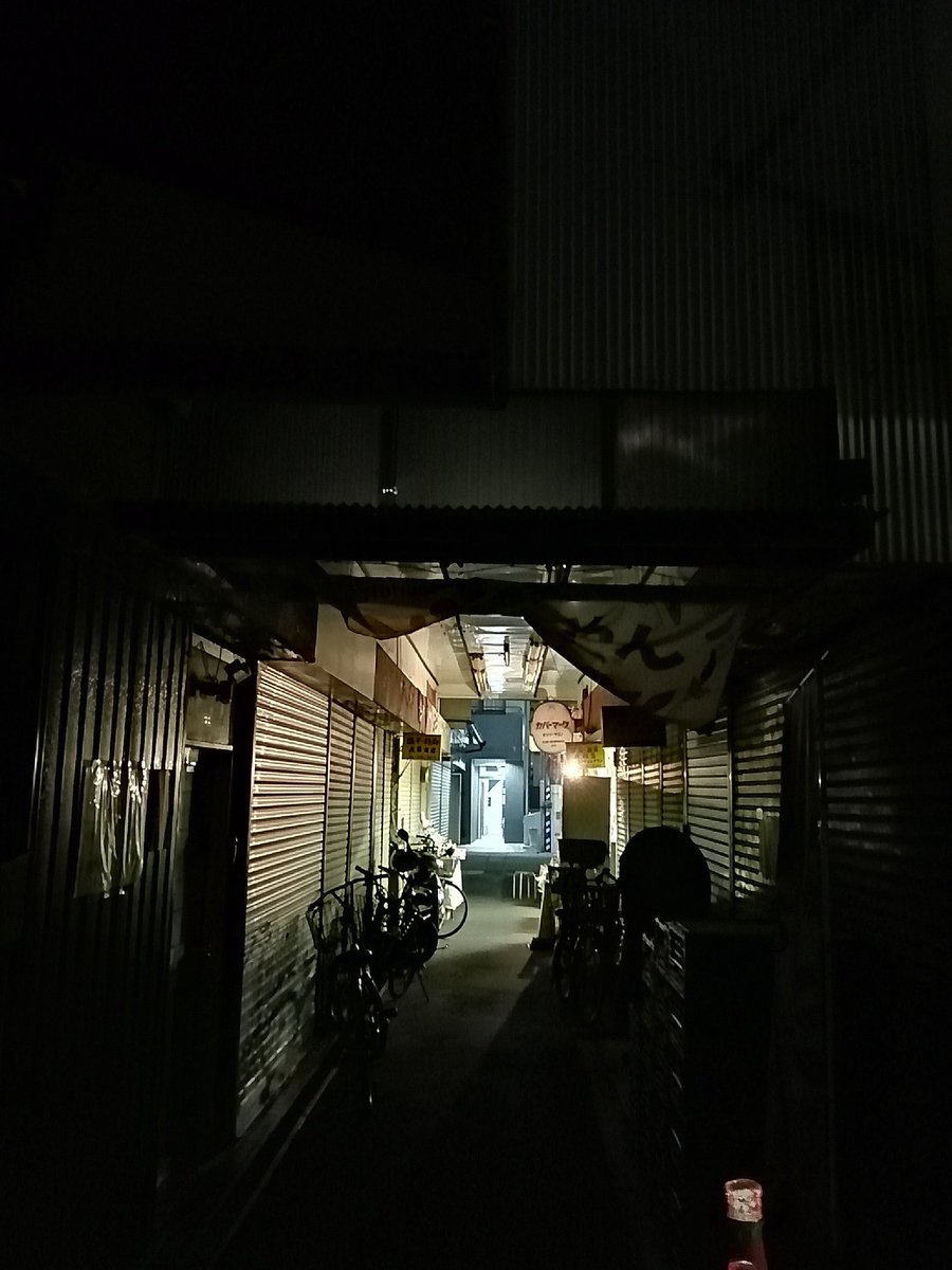 furamitsu's tweet photo. 小松商店街の脇にも魔窟あり。

#上新庄 #アーケード https://t.co/m5yM32hCY6