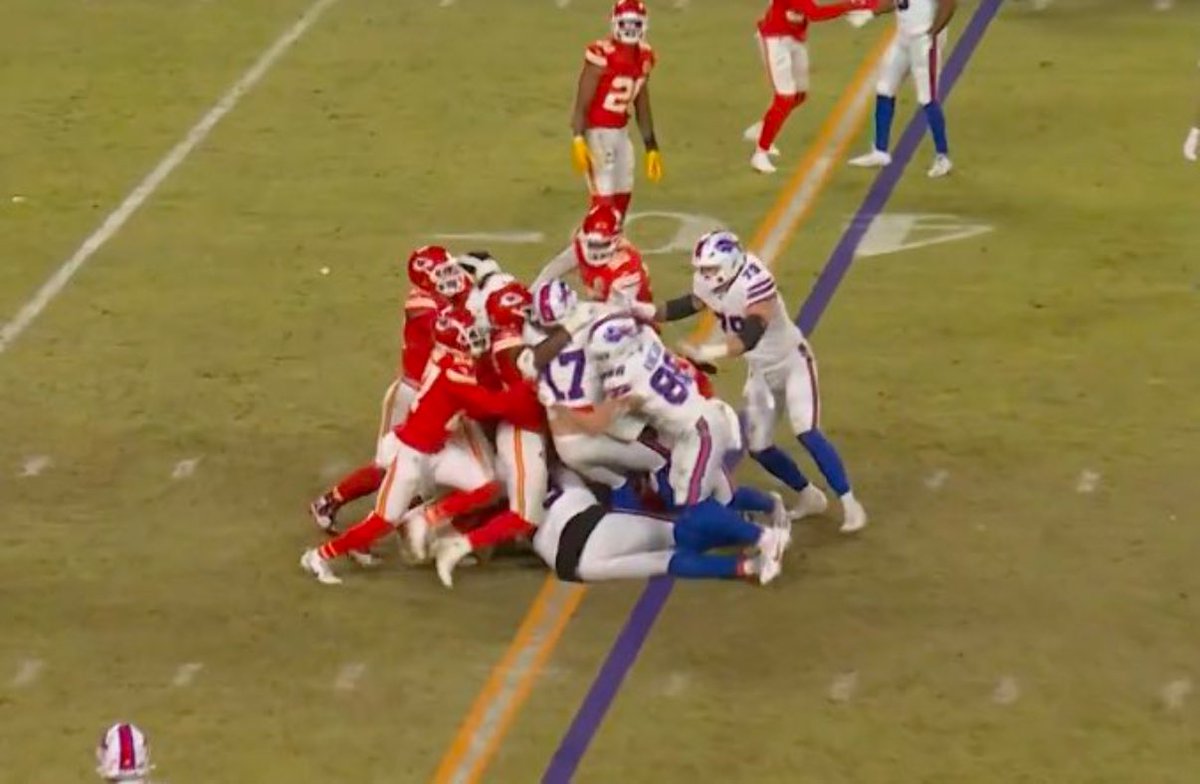 Just a quick recap of another moment that left me SMH like “What did I just witness?” 🤦🏾

#BUFvsKC