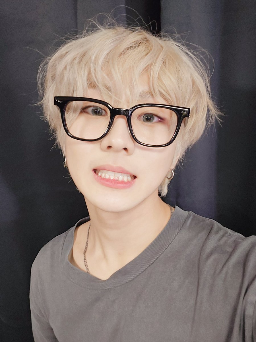 jellycatwon's tweet photo. do u guys think anyone would notice if i put him in my pocket and ran away https://t.co/A56UnoI0Rb