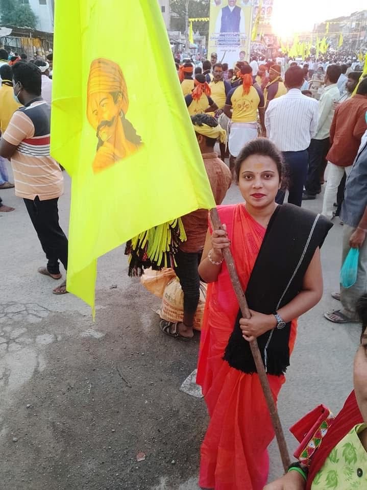 ನೀವು ಚಿಗುರುವಾಗ ಜನ ನಿಮ್ಮನ್ನು ಚಿವುಟಲು ಪ್ರಯತ್ನಿಸುತ್ತಾರೆ. ಆದರೆ ನೀವು ಧೈರ್ಯದಿಂದ ಬೆಳೆದು ಮರವಾಗಿ ನಿಂತರೆ, ಅವರೇ ನಿಮ್ಮ ನೆರಳನ್ನು ಬಯಸಿ ನಿಮ್ಮ ಬಳಿಗೆ ಬರುತ್ತಾರೆ.