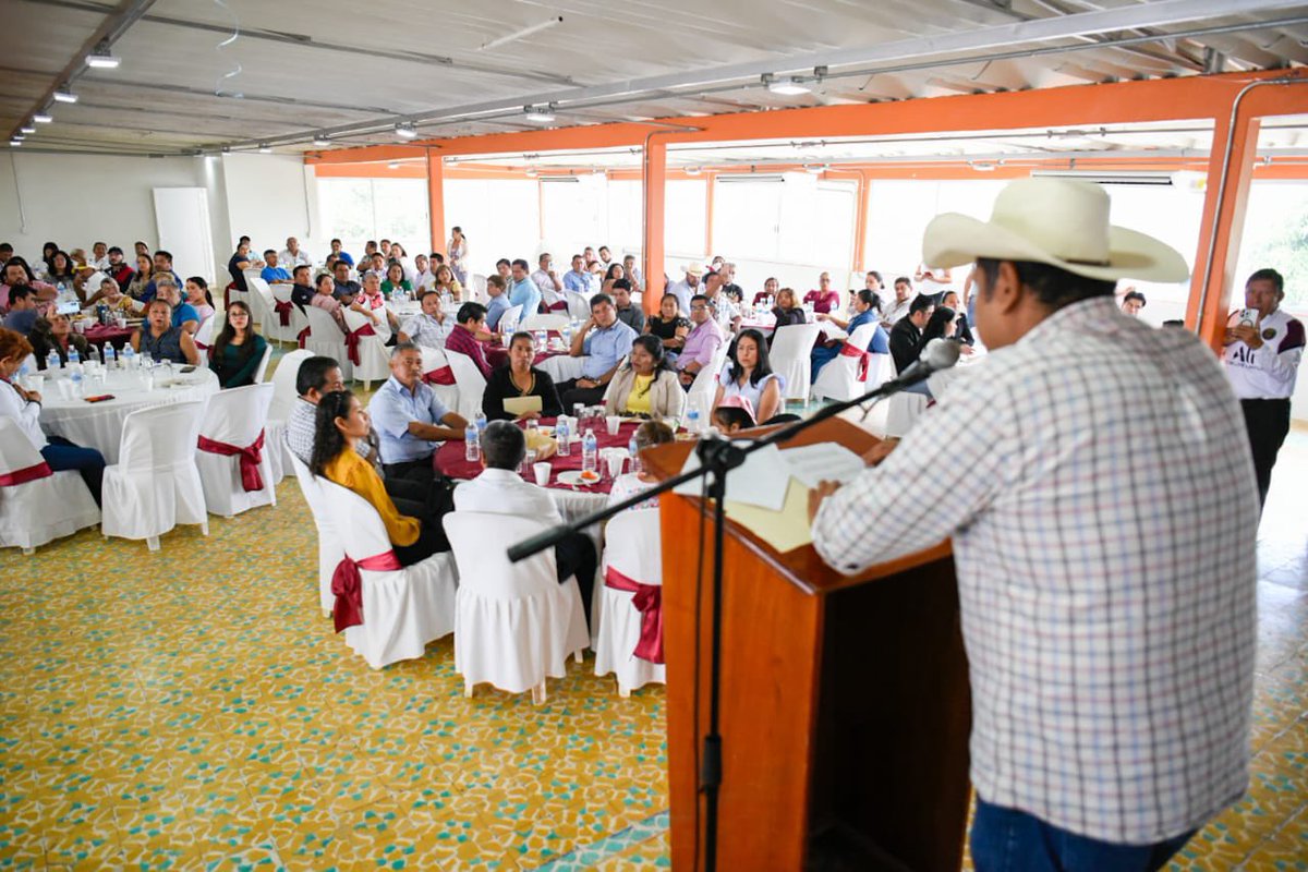 munozmurrieta's tweet photo. Hoy domingo tuve el honor de participar en el Encuentro con Trabajadores de la Educación en Sayula de Alemán 📚✨. Gracias por el respaldo. @EstebanRZepeta @rocionahle @amlopezbeltran @LuisaAlcalde https://t.co/KuyhSRHBTo