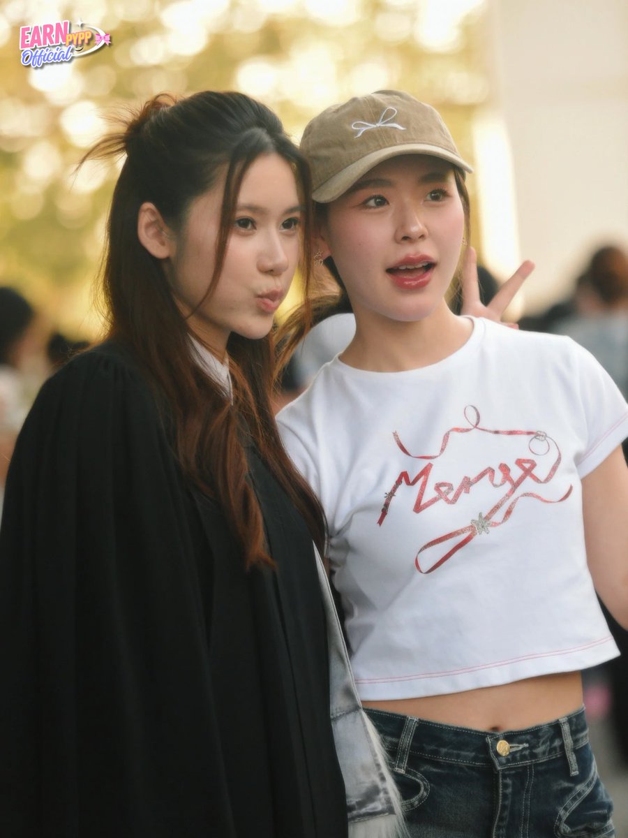 earnpypofficial's tweet photo. ตังเมกับแอรี่นี่นา 🎀
#EarnGraduation
#earnpypp_ 🎀 #Junewanwimol https://t.co/hG3QpX6P9D