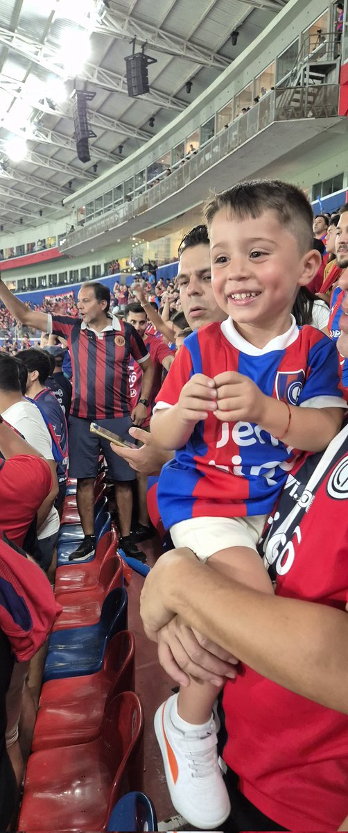 LettyAzulgrana's tweet photo. Su primer partido 
#EnlanuevaOllaAzulgrana💙❤️🌪
@CCP1912oficial https://t.co/14CVczDkbZ