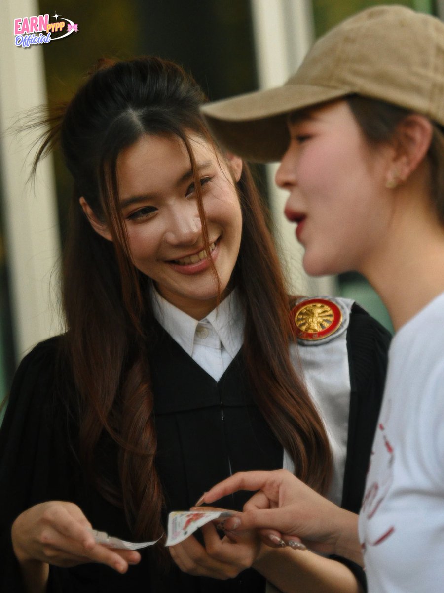earnpypofficial's tweet photo. สายตามันหลอกกันไม่ได้ลูก
#EarnGraduation
#earnpypp_ 🎀 #Junewanwimol https://t.co/lSXupeaSab
