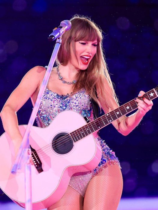 updateswiftbr's tweet photo. Taylor Swift irá para o segundo Super Bowl da carreira. Dois anos seguidos. https://t.co/dNXZfeBjOB