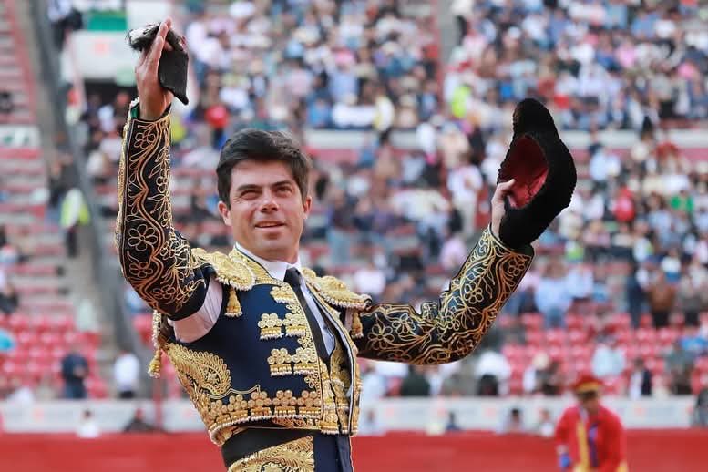 #CDMX <a href="/LaPlazaMexico/">La Plaza Mexico</a> Segunda corrida de la Feria de Aniversario Toros de De la Mora para <a href="/FerminRiveraA/">F e r m í n • R i v e r a</a> oreja y ovación, Alejandro <a href="/aletalavante/">Alejandro Talavante</a> vuelta tras petición y palmas, y <a href="/LeoValadez_/">Leo Valadez</a> palmas y división 📸 Angel Sainos. <a href="/RadioFaena/">Radio Faena</a> <a href="/eDeRsOTe/">Eder</a>