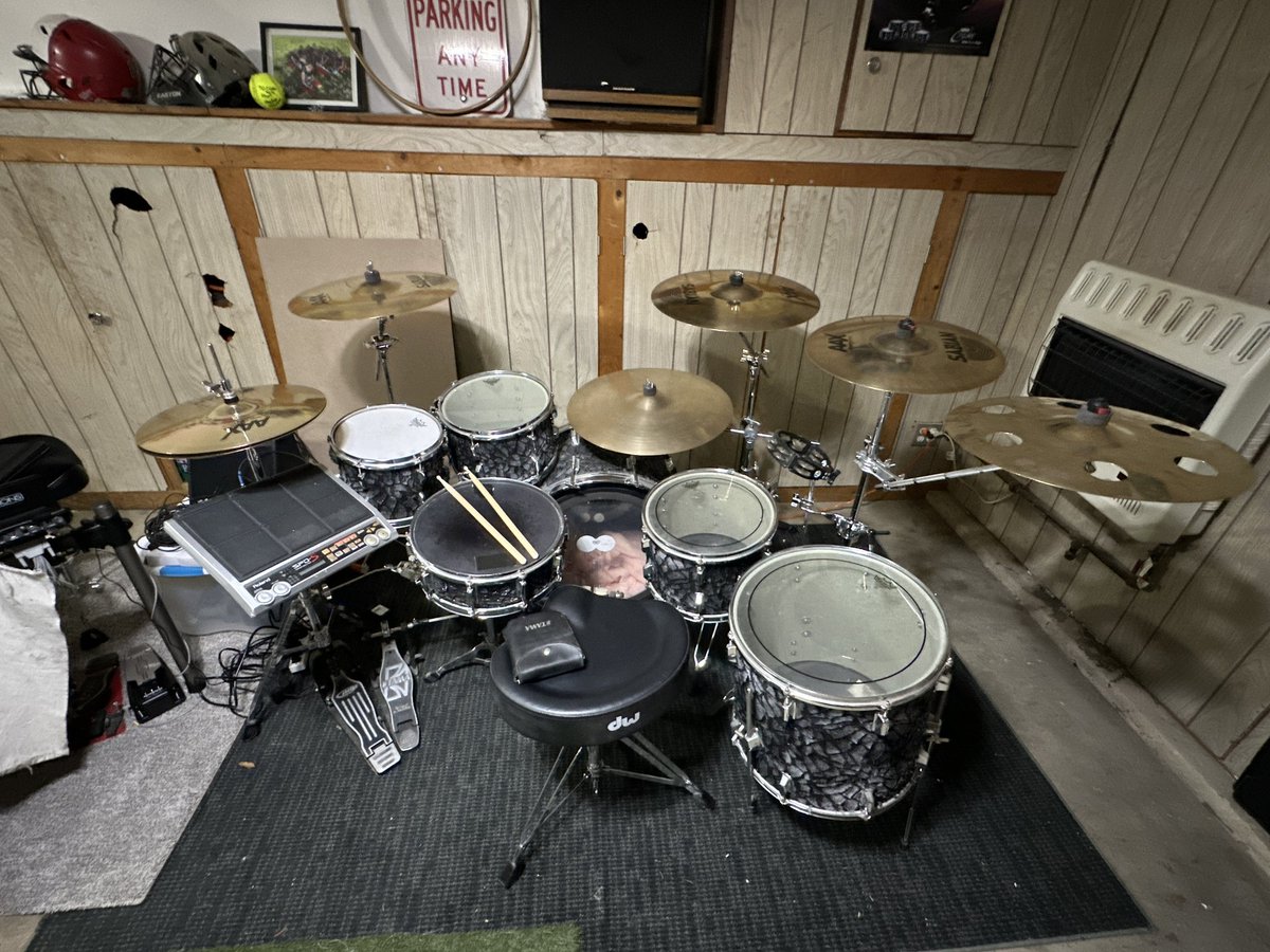 rnrhug96's tweet photo. Busted them out, dusted them off. Getting ready for the next chapter 🤘🤘#DrumsAreLife https://t.co/3MBTHC2LVb