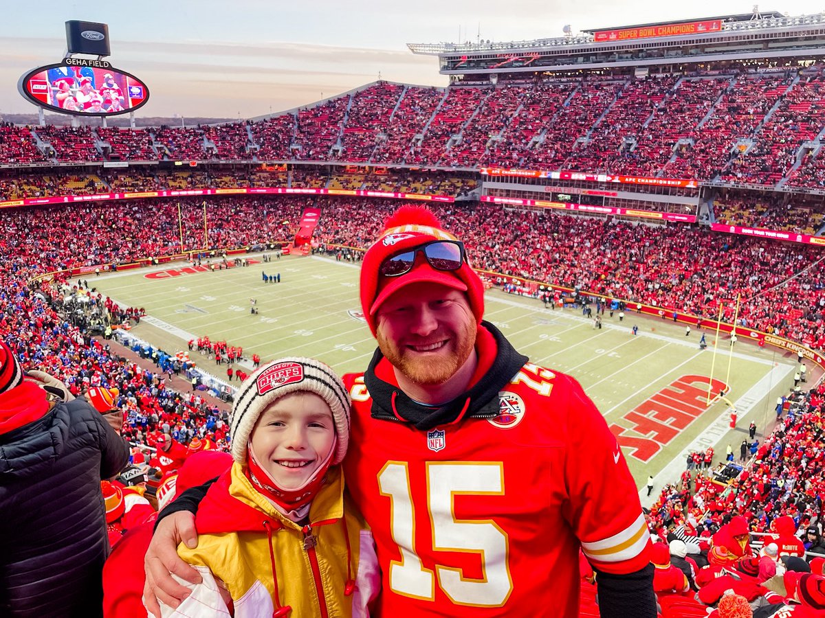 MrsGuynan's tweet photo. And they are bringing home some Championship VIBES♥️💛
Fun fact: Cado is wearing MY Starter jacket I got in the 3rd grade!
#lifelongfans
@mattguynan https://t.co/s5qTN8GZY9