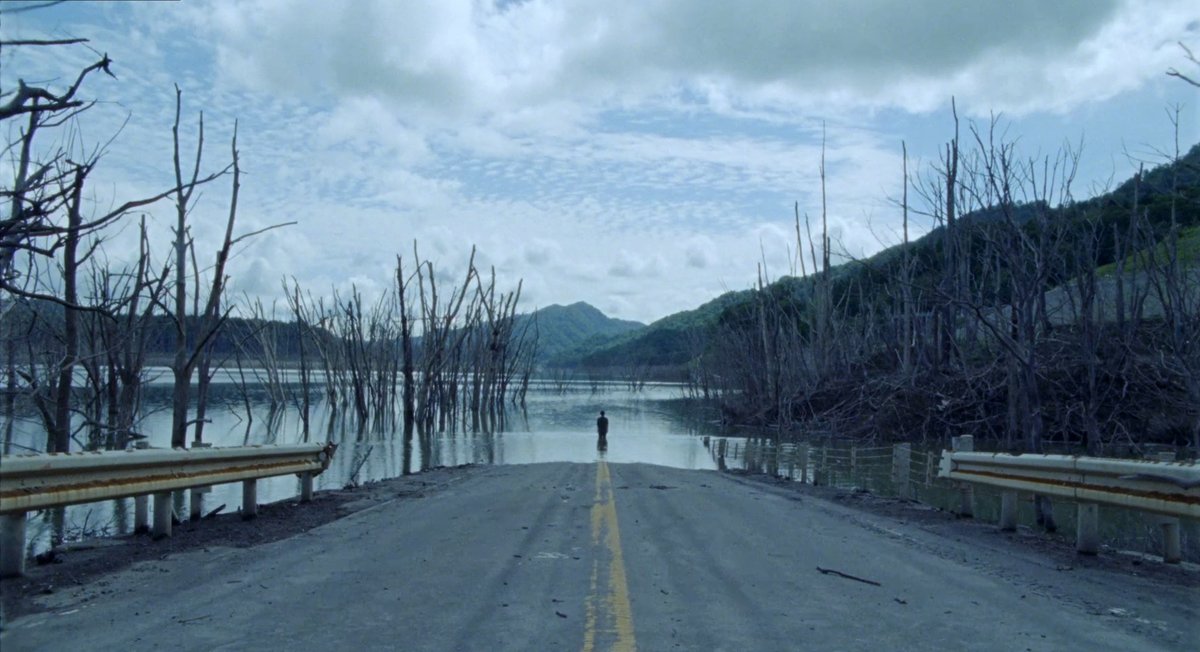 『Underground アンダーグラウンド』

沖縄戦の時間を留めるガマと地下鉄走行音が交錯する。

吉開菜央の木造家屋で野菜を洗い体操する二の腕の生々しさと、洞窟のひんやりとしてぬめる岩肌の間隙を、米軍機の轟音が突き抜ける。音を語り部とする小田香地底紀行の最新到達点。
x.com/pherim/status/…