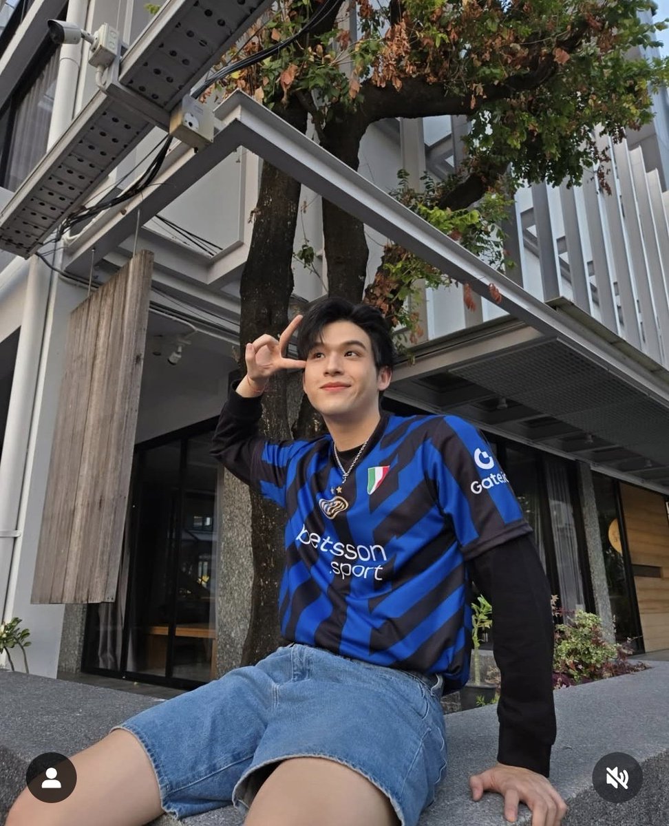 ergoquerencia's tweet photo. HE'S WEARING NANI'S GIFT WTF

and the song he used is "inter milan" WHAT THE ACTUAL FC—
#skynani #สกายนานิ https://t.co/kZBguU2fRP