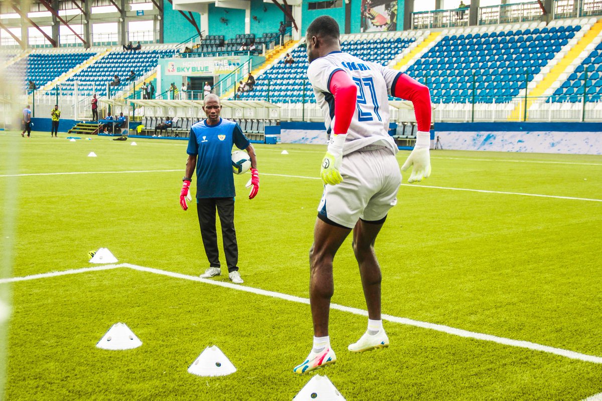 EmmaOfori16's tweet photo. Difficult game at home yesterday😕but most importantly we got the maximum 3points⚽️💪🏿unto the next in Bayelsa❤️👍🏿 #GYEDi🧟♂️🧤 #MIGHtY🦁 #RIPRAFFA✝️🙏🏿🕊️ @ssstarsupdates @naija_image @Kaybaba35 @Isemuan_ https://t.co/wTDdmYQgsx