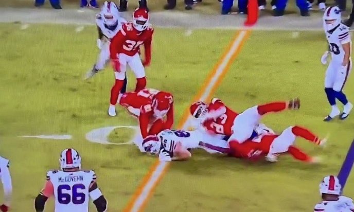 andrew_cottrell's tweet image. This third down play might be worse than not giving Josh the first down on the next play. In what world is this spotted a yard short at his knees? 

#BUFvsKC | #GoBills | #BillsMafia