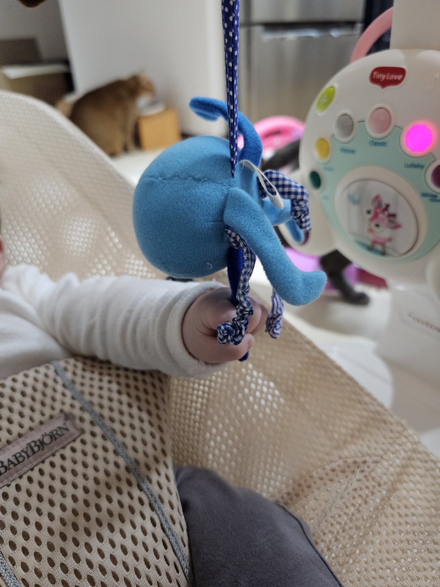 모빌 보라니까 싸우고 있음