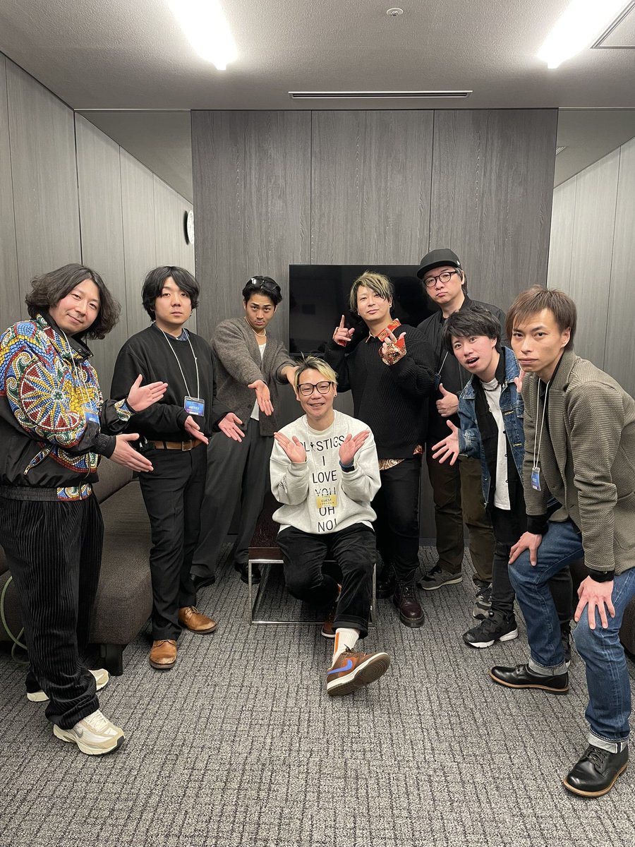 bass_DZN's tweet photo. OTONOVA2025ファイナル、授賞式が後半になるにつれて就職氷河期の学生の如く真っ青になっていたのですが、サウンドプロデューサー賞をヒダカトオル氏から頂きました🎉🎉🎉
一緒に受賞したKengsのみんなともこれから仲良くなれたらいいなぁと思います＼(^o^)／ https://t.co/LAdkL3jOyv