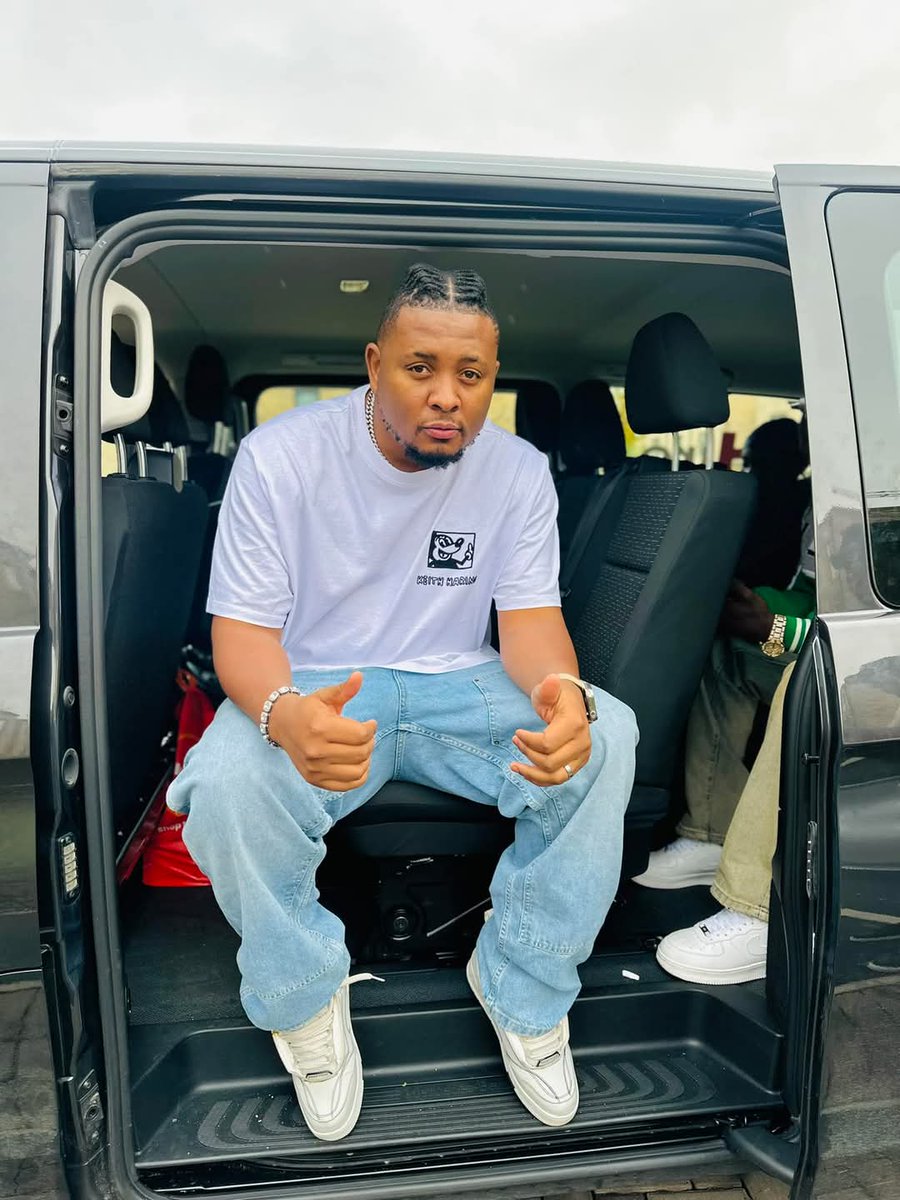Kukwithu's tweet photo. When these two collaborate they always give us hit songs🥹🔥🔥🔥

Saints Realest ft Kell kay 
https://t.co/2Plsoh7HQn

#SaintRealest 
#Ndivailira https://t.co/HHe6h5kk9Y