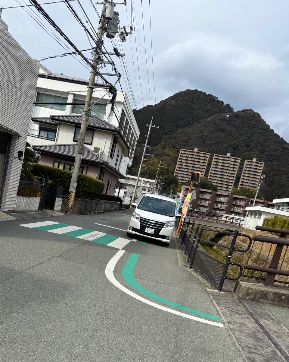 sp4x4ys9's tweet photo. 小学校前の歩道に駐車する迷惑おじさん。
ノアとかヴォクシーの運転手、だいたいコレ。
 #山口市
 #白石小学校 https://t.co/KeHvS76Spg