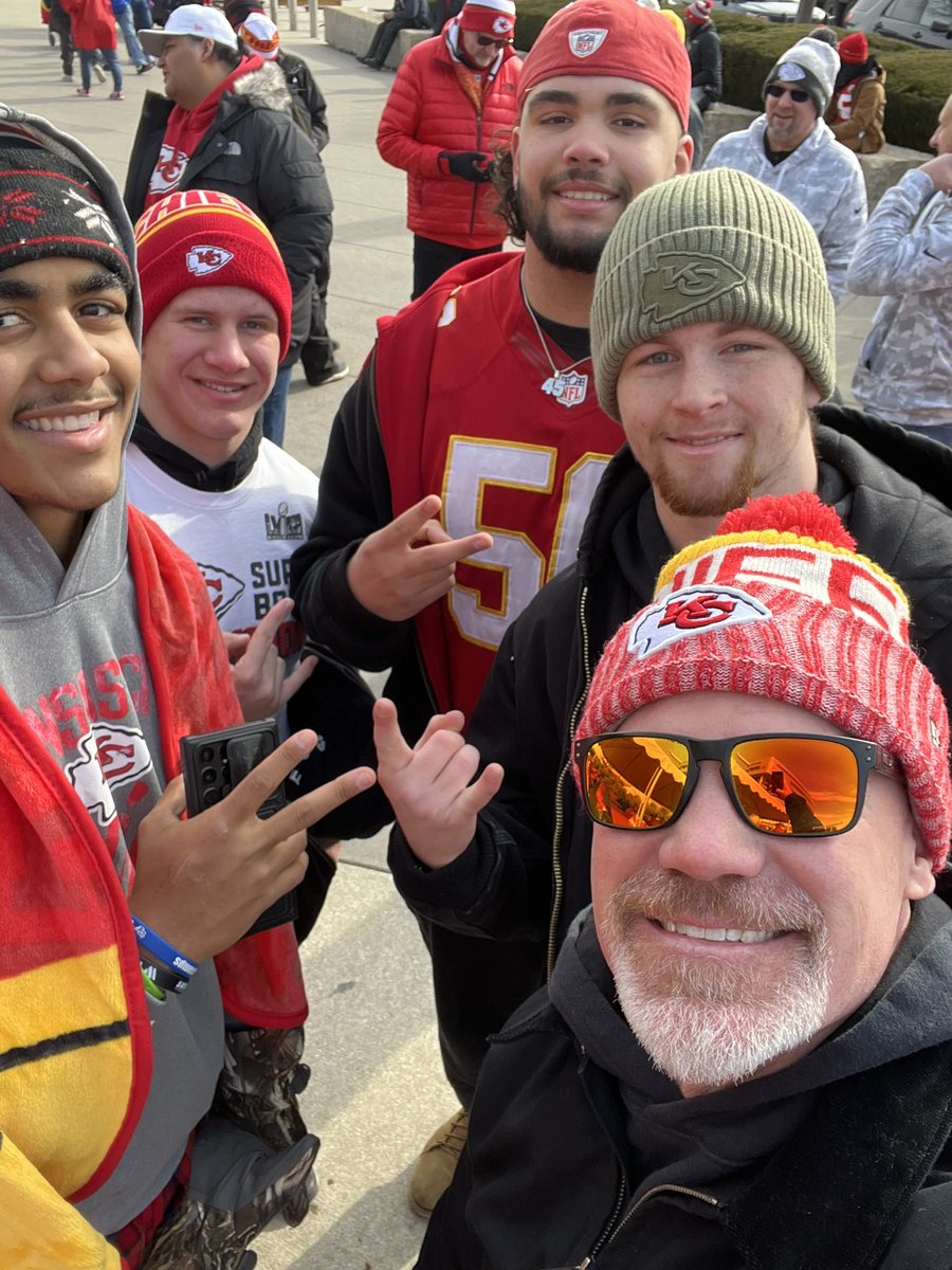 CoachJesseOwen's tweet image. HUGE shout out @Chiefs for recognizing our 2024 State Championship. We were honored to be there. Congratulations on another AFC Championship! 
#toGEther 🤘🏈
@GETrailblazerFB @GEHSBlazers @GardnerEdgerton